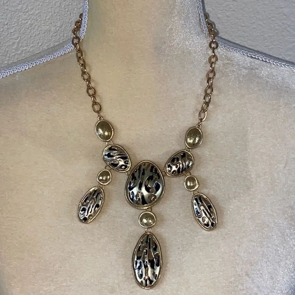 C Vintage Woman Necklace - Picture 2 of 10